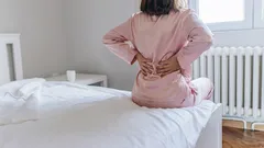 Wachen Sie mit Schmerzen im unteren Rücken auf? Das steckt wirklich dahinter – und so beheben Sie es ganz einfach zu Hause