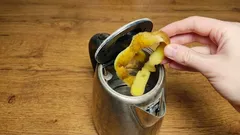 Kartoffelschalen statt Essig: Einfache Methoden, um den Wasserkocher geruchsfrei zu entkalken