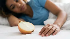 Ein Mythos, an den Millionen glauben: Warum Menschen Zwiebeln ins Schlafzimmer legen – und warum das gefährlich ist