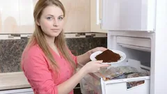 Du öffnest den Gefrierschrank – und es riecht wie auf dem Markt? Dieser einfache Trick kommt ganz ohne Chemie aus