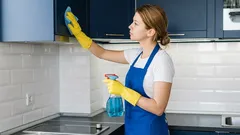 Wie entfernt man Fett von Küchenschränken, ohne die Möbel zu beschädigen?